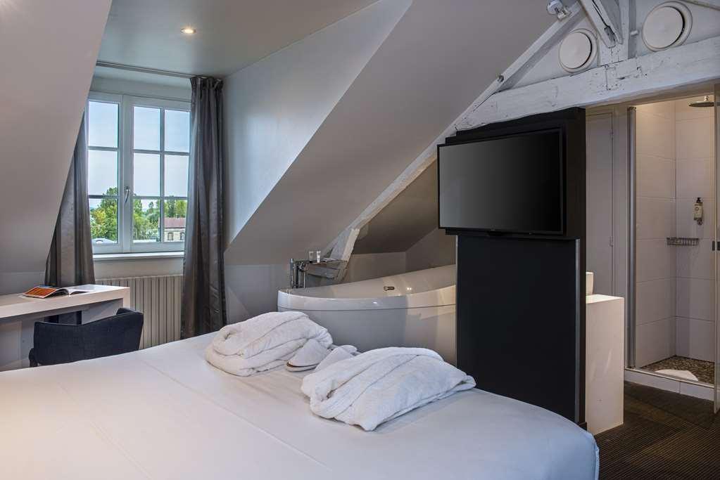 Best Western Le Cheval Blanc -Vue Sur Le Port-Plein Centre Ville Honfleur Rom bilde